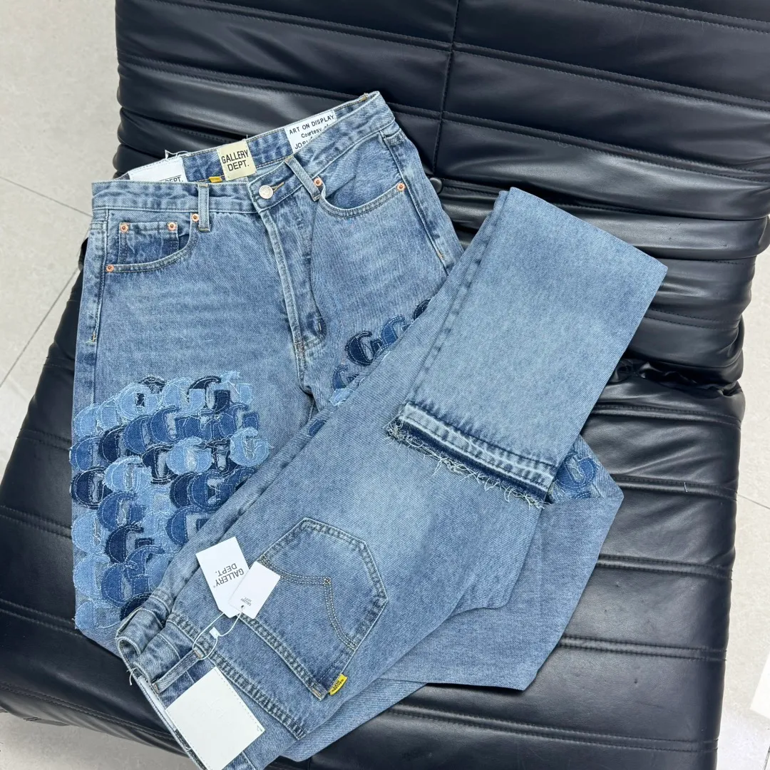 #8062 P286💰 GALLERY DEPT.G letter patch pudding 5001 denim washed and distressed spliced jeans -Original purchase and pattern making to truly restore the ultimate vintage texture -Original hardware accessories, washed and other elevators, QR code analysis are all purchased from the original factory, high degree of restoration, you are welcome to compare with a certain product ~ -Three-dimensional version Loose and comfortable, not picky about the figure, taller and slimmer, factory Seiko, original factory quality control, same style for men and women, can be matched with couples Versatile recommendation: must-have jeans for all seasons Color: blue Size: S-XXL (28-36)